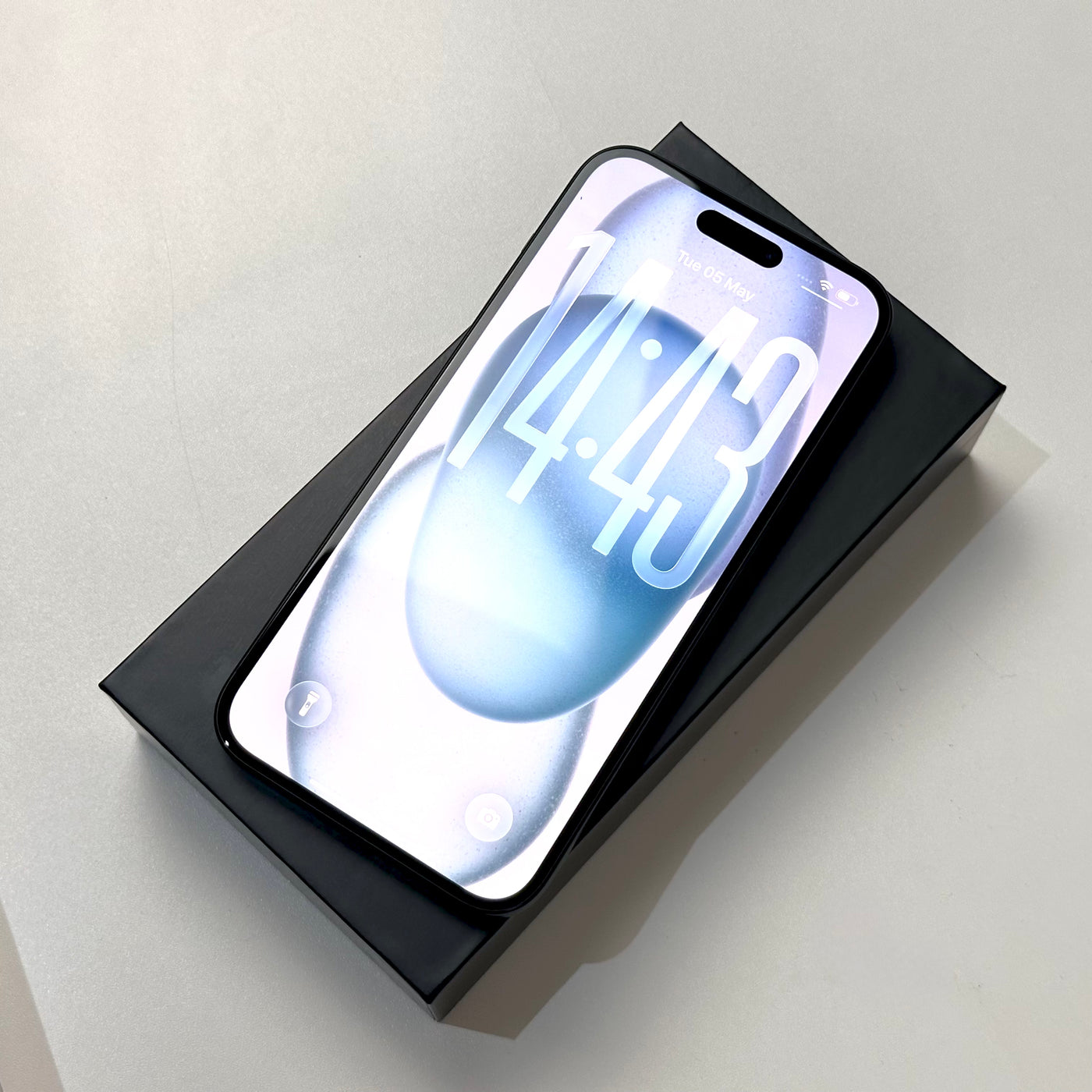 Pre-owned iPhone 15 Plus 128GB Black - front display switched on