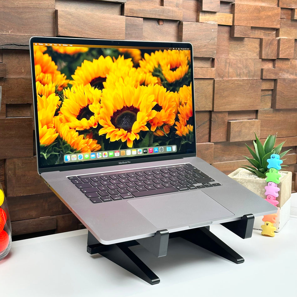 2019 Apple MacBook Pro 16-Inch 2.6GHz 6-Core i7 (Touch Bar, 16GB RAM, 512GB SSD, Space Gray) - Pre Owned / 3 Month Warranty
