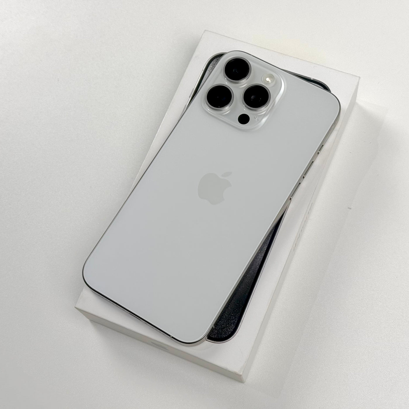 iPhone 15 Pro Max 256GB White Titanium (2023) - Pre-Owned
