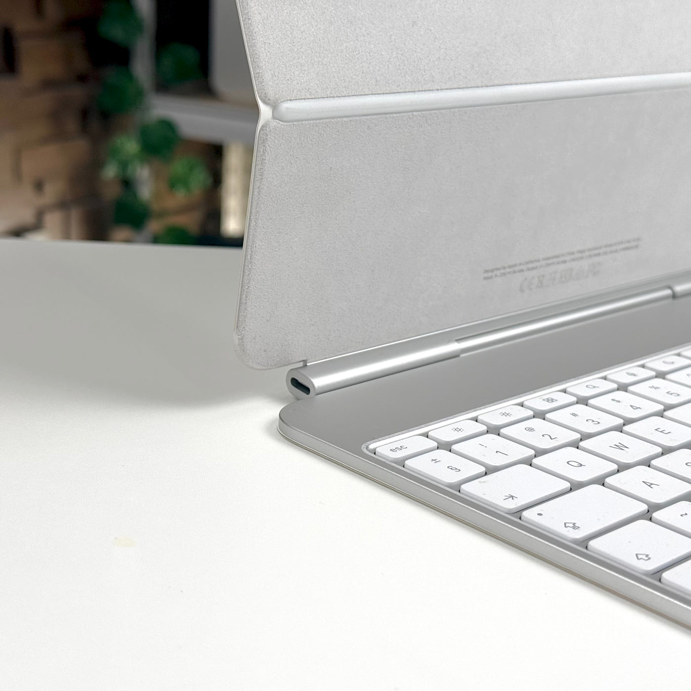Pre-owned Apple Magic Keyboard for iPad Pro 13-inch in White, side view - Mac Shack