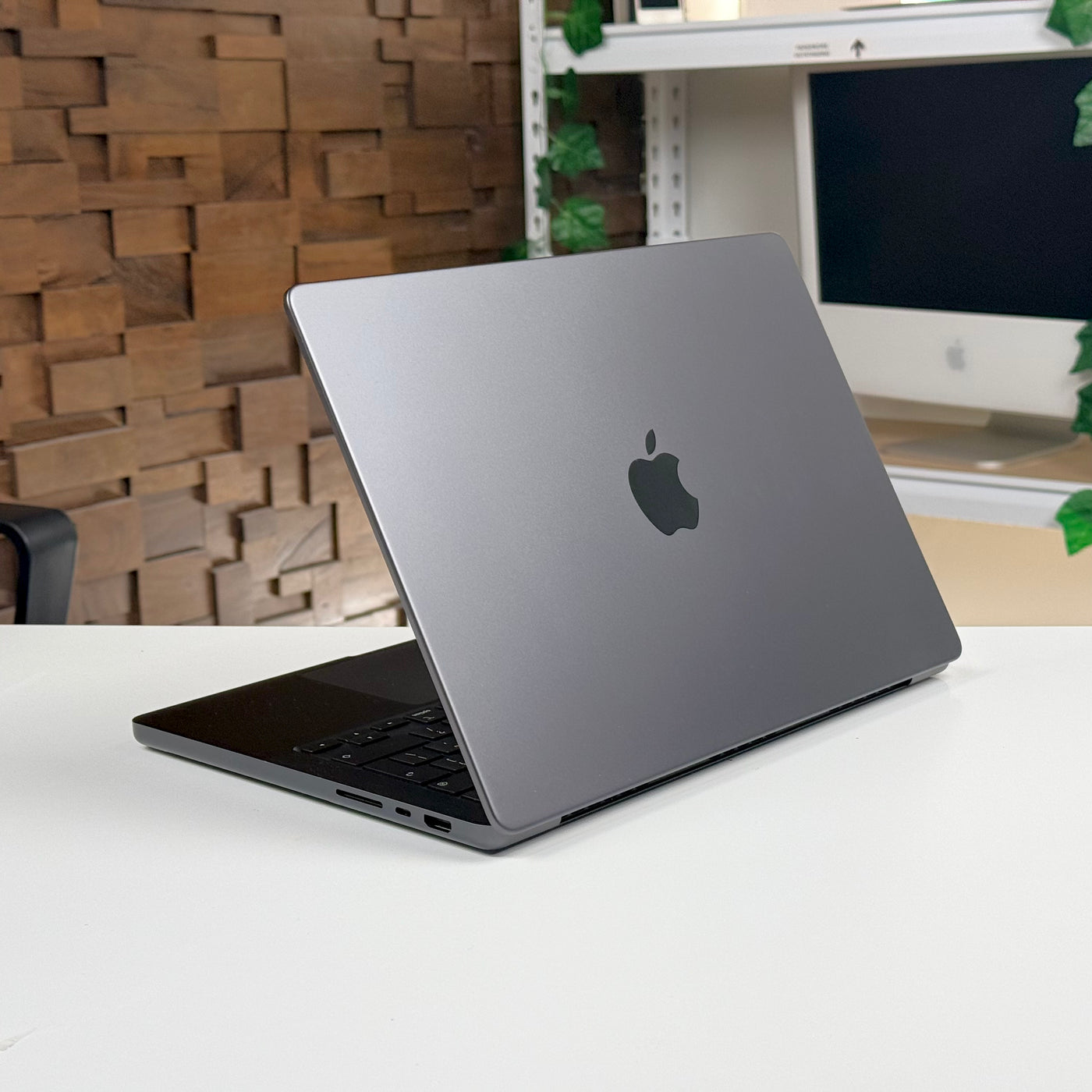 MacBook Pro 14" M5 16GB 1TB Space Black (2025) - Pre-Owned
