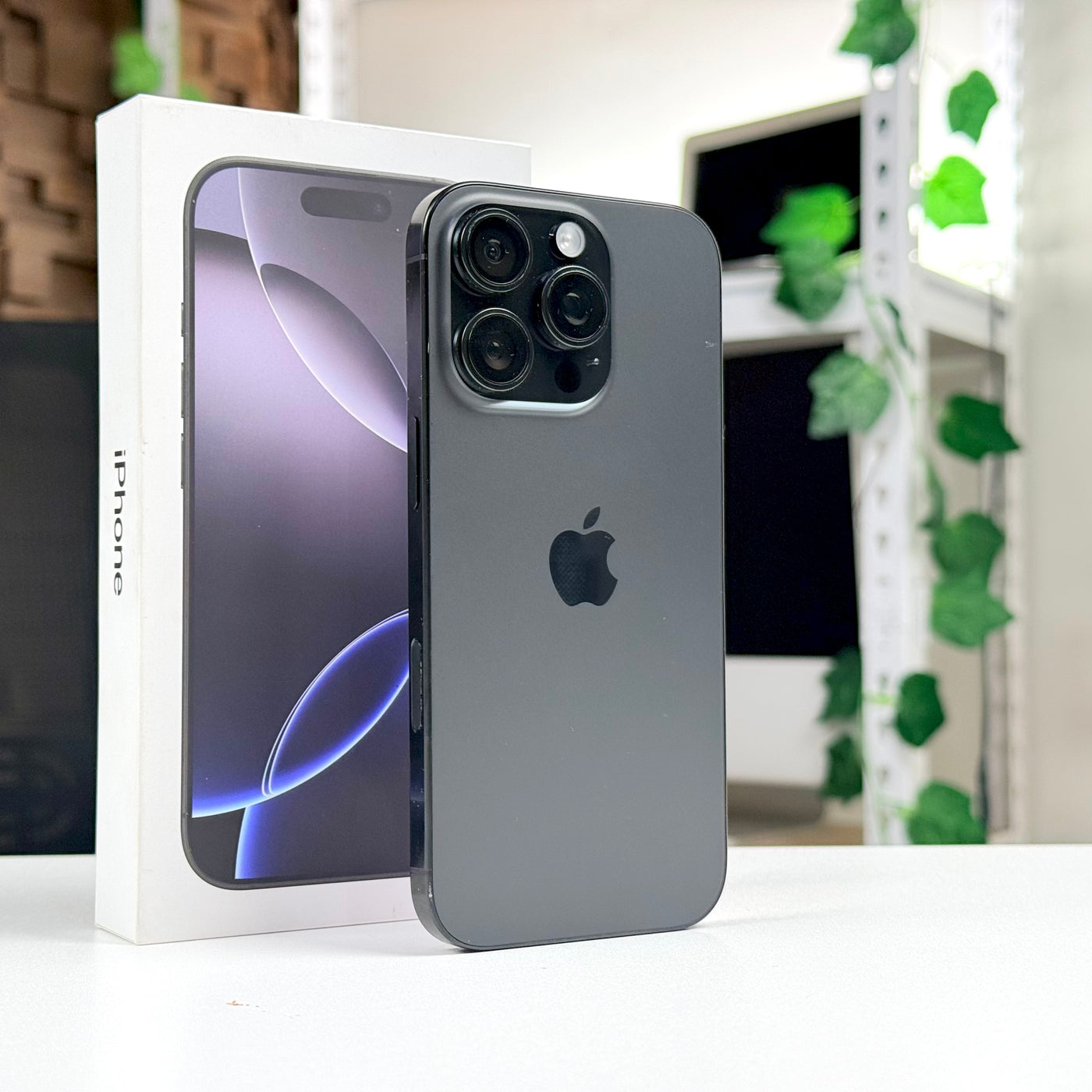iPhone 16 Pro 256GB Black Titanium (2024) - Pre-Owned