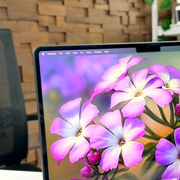 Close-up of the 13.6-inch Liquid Retina display on a pre-owned MacBook Air M3 Midnight - Mac Shack