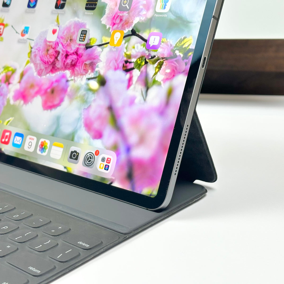 Combo Deal 12.9-Inch Apple iPad Pro 3rd Gen (256GB, Wifi & Cellular, Space Gray) + Apple Smart Keyboard Folio - Pre Owned / 3 Month Warranty - Mac Shack
