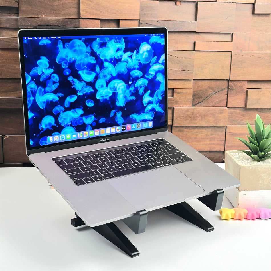 2019 Apple MacBook Pro 15-inch 2.6GHz 6-Core i7 (Touch Bar, 16GB RAM, 256GB SSD, Space Gray) - Pre Owned / 3 Month Warranty