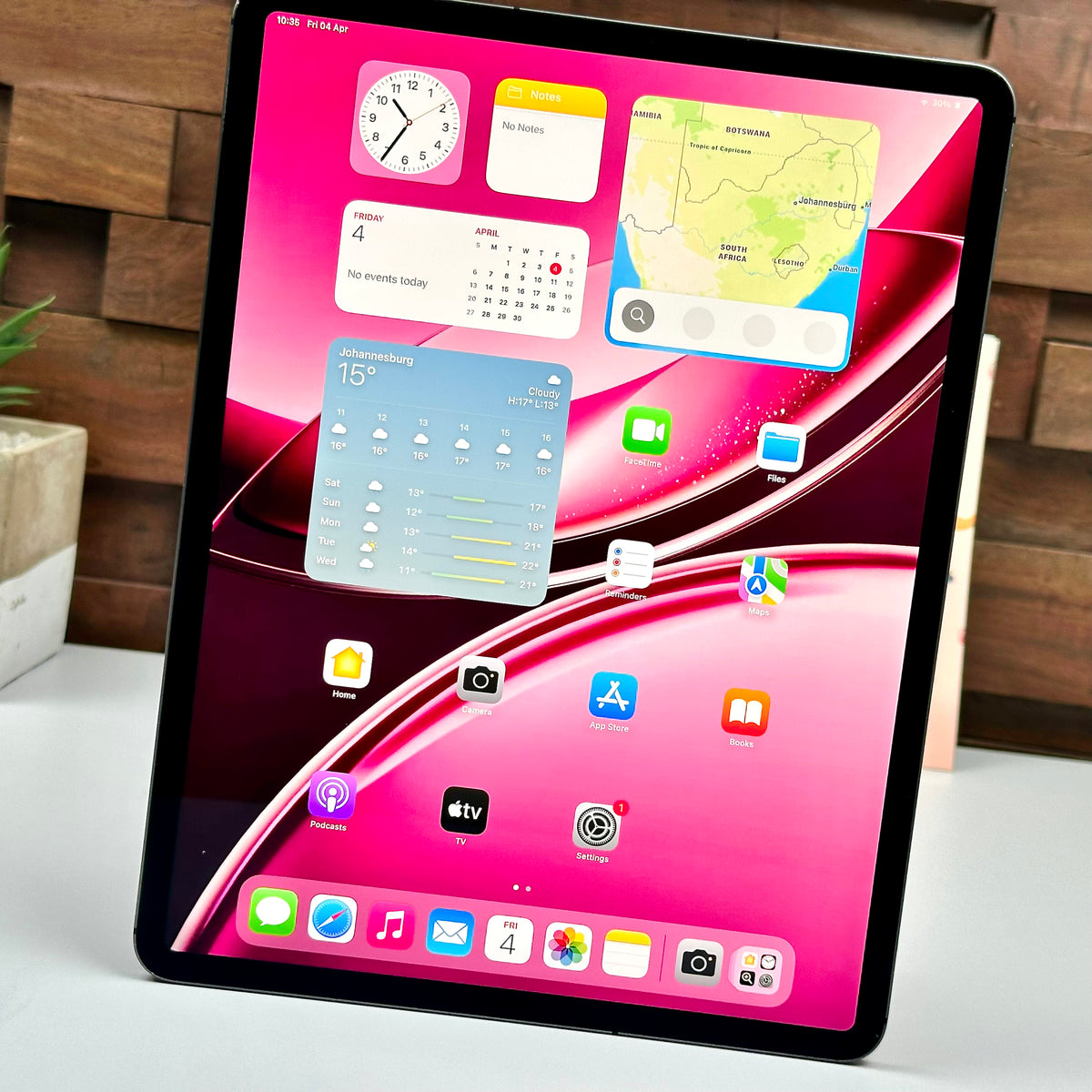 Combo Deal 2020 12.9-inch Apple iPad Pro 4th Gen (1TB, Wifi & Cellular, Space Gray) + Apple Smart Folio Keyboard - Pre Owned / 3 Month Warranty - Mac Shack