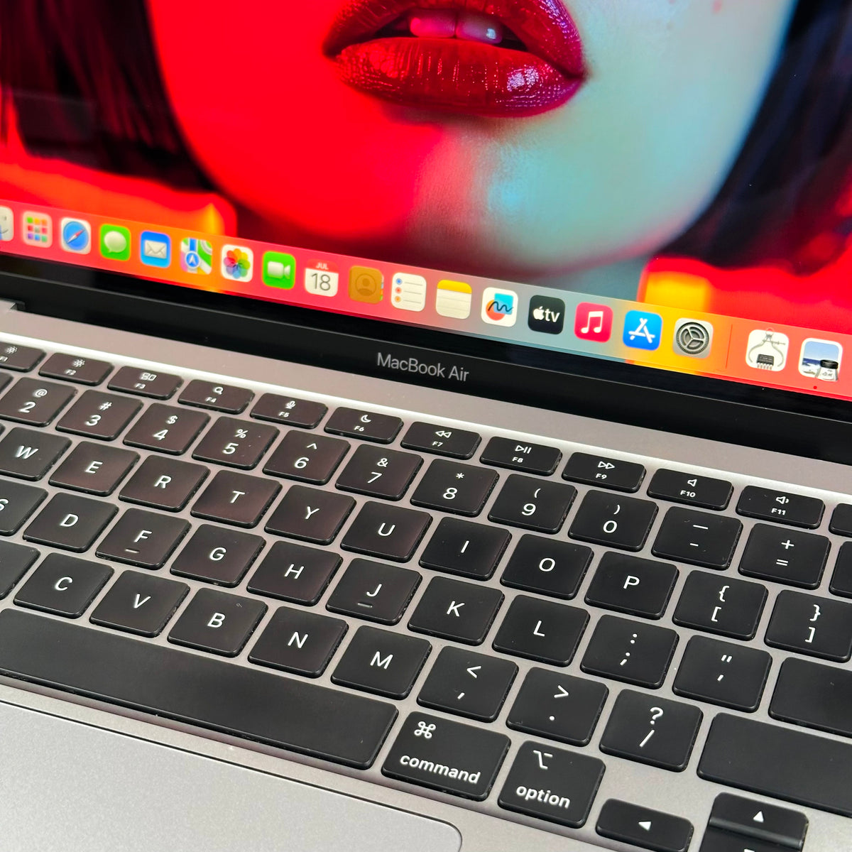 2020 MacBook Air 13-inch M1 8GB RAM 256GB SSD in Space Gray