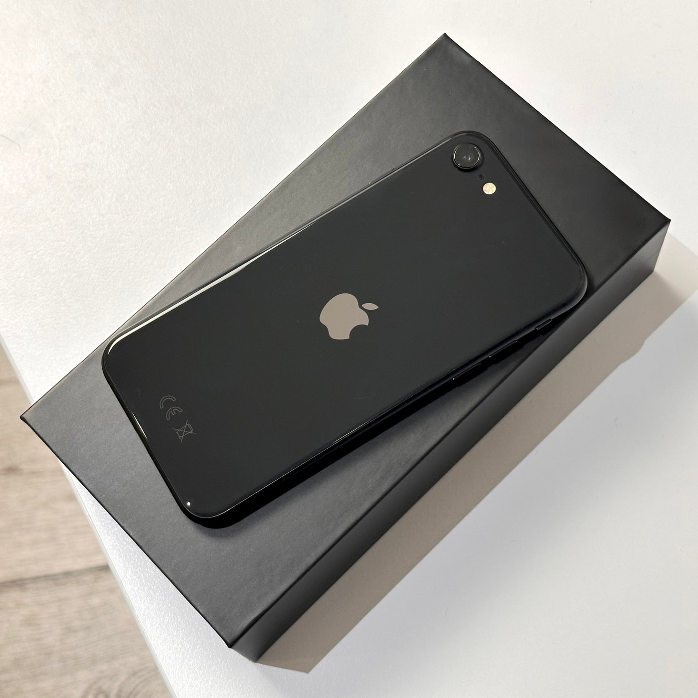 iPhone SE 2nd Generation 64GB Black (2020) – pre-owned, view 3