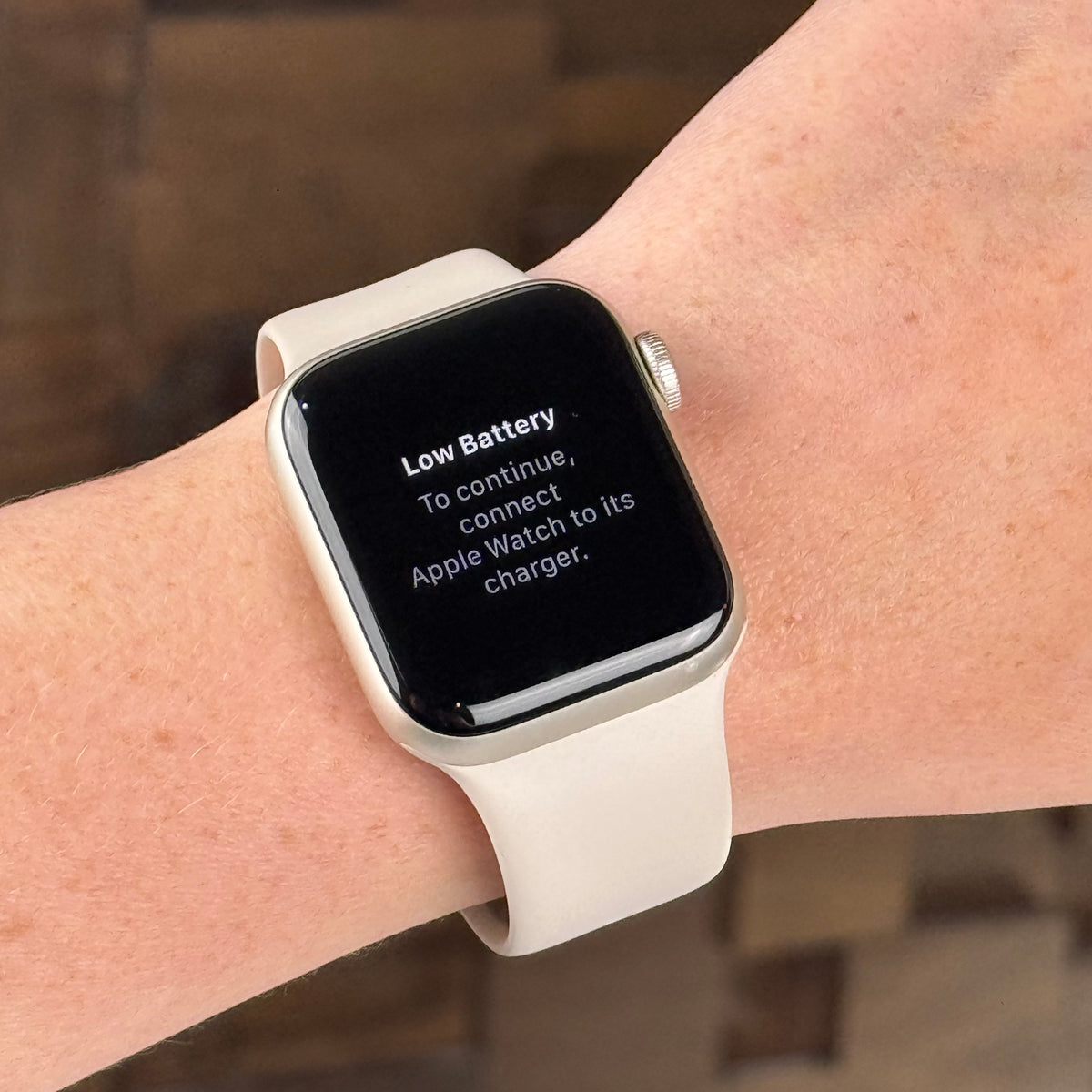 Apple Watch SE 2nd Gen 40mm Starlight Aluminium GPS (2022) – pre-owned, Select condition, on the wrist