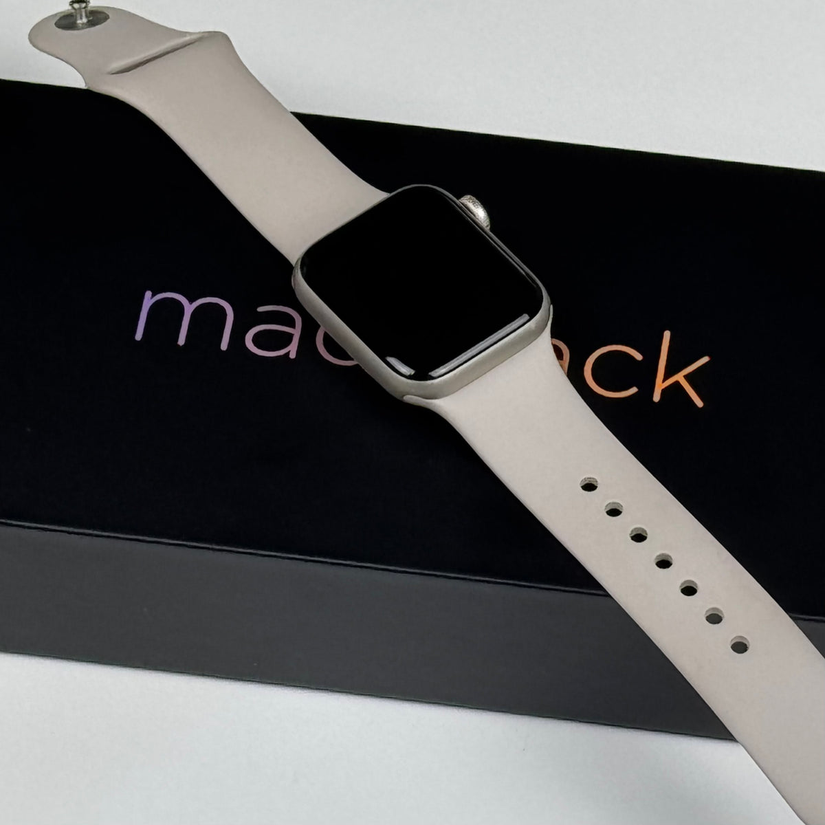 Apple Watch SE 2nd Gen 40mm Starlight Aluminium GPS (2022) – pre-owned, Select condition, front view on box