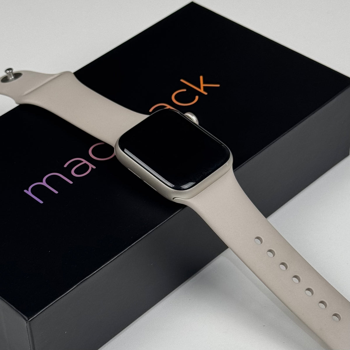 Apple Watch SE 2nd Gen 40mm Starlight Aluminium GPS (2022) – pre-owned, Select condition, angled view on box