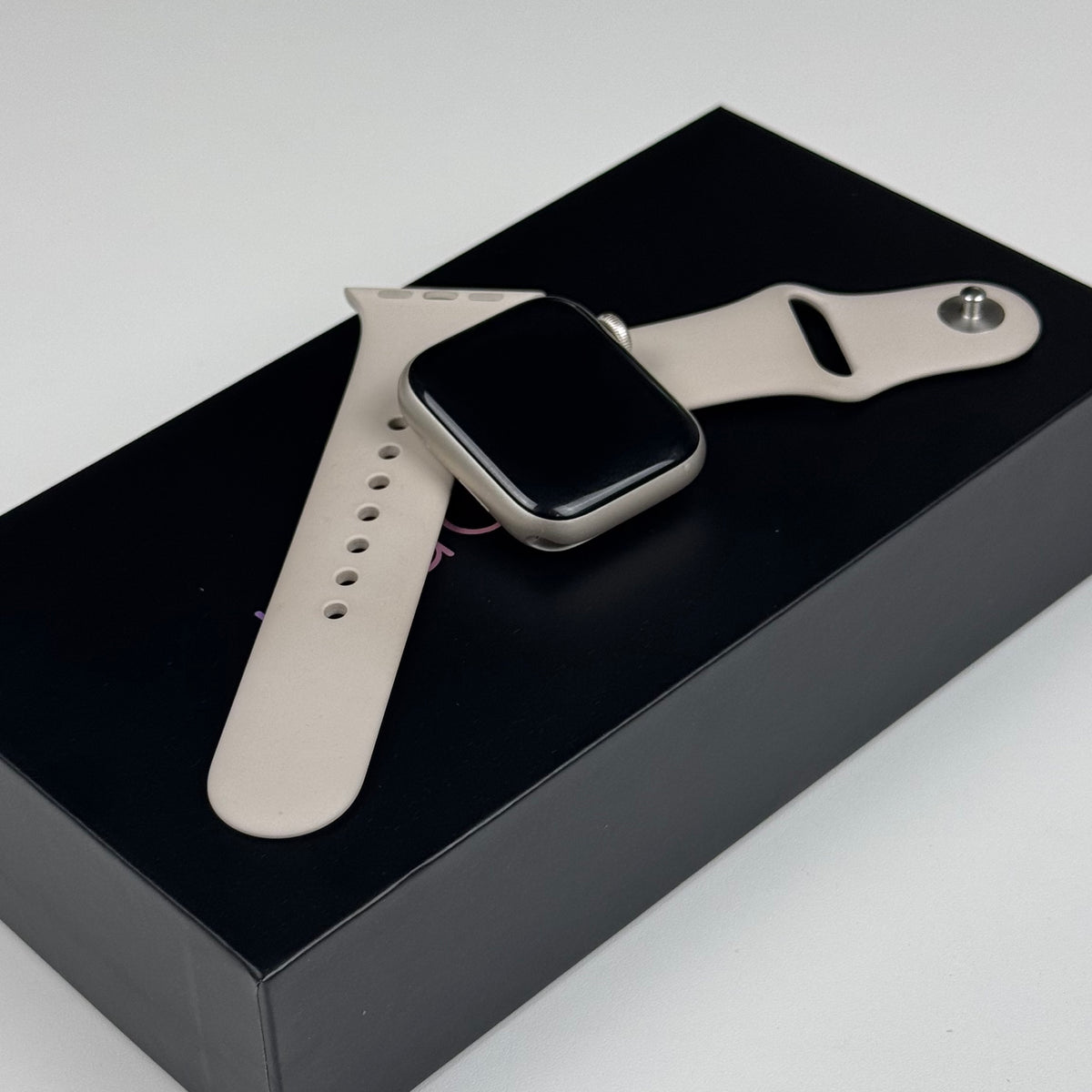 Apple Watch SE 2nd Gen 40mm Starlight Aluminium GPS (2022) – pre-owned, Select condition, side view of case