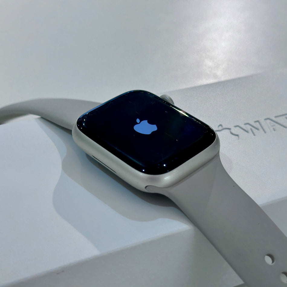 Apple Watch Series 8 (45mm, Starlight Aluminium with Starlight Sports Band, GPS) - Pre Owned / 3 Month Warranty - Mac Shack