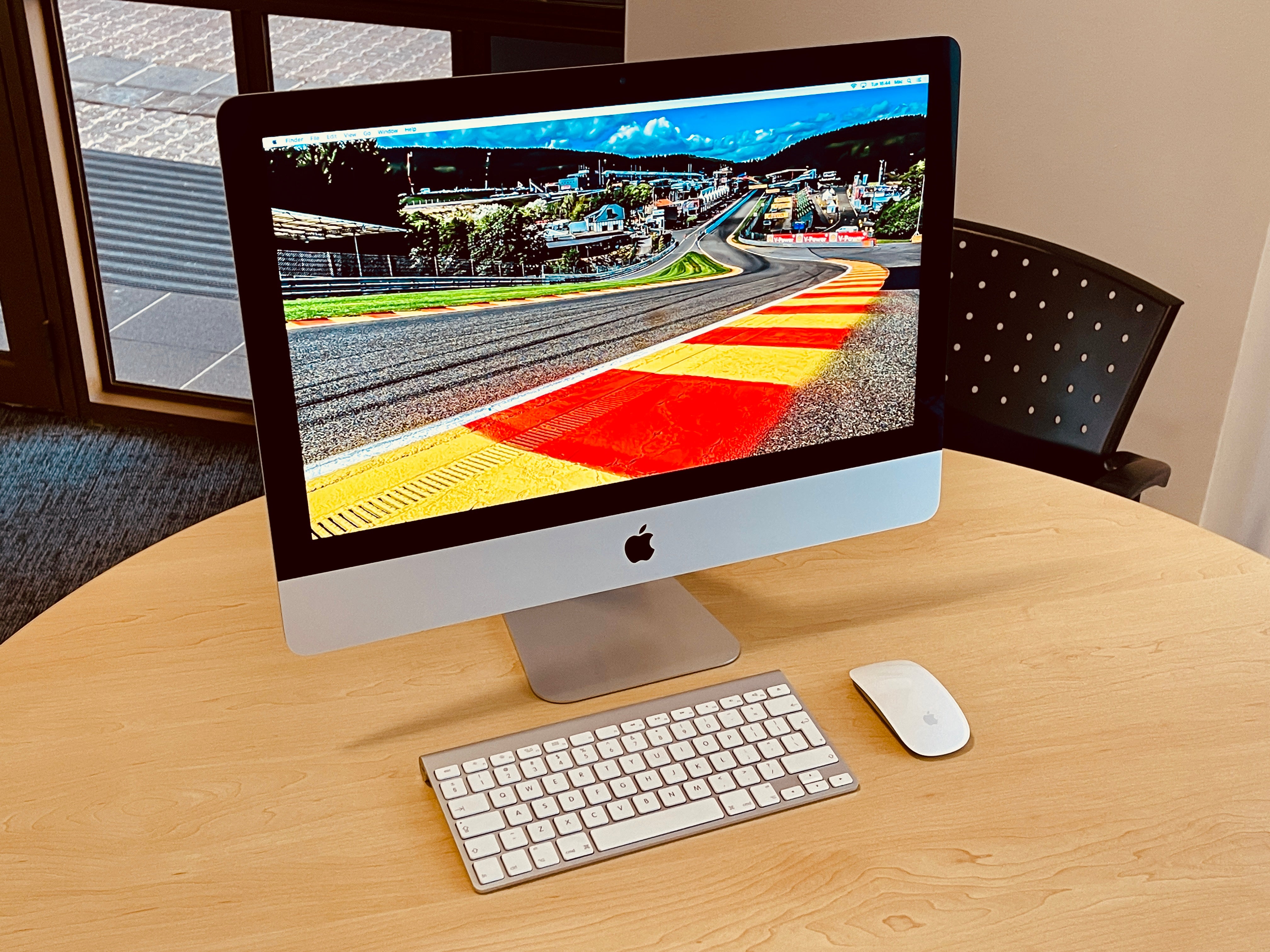 Apple iMac 21-inch 2.7GHz Quad-Core i5 (8GB RAM, 1TB SATA, Silver) - Pre Owned / 3 Month Warranty - Mac Shack