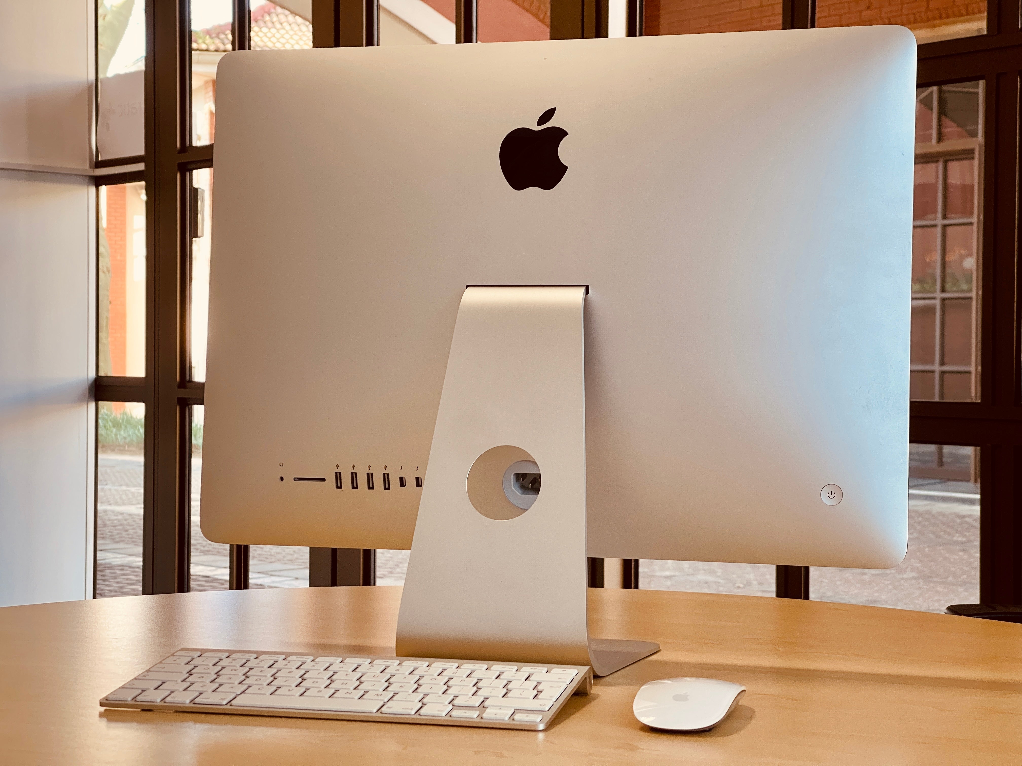 Apple iMac 21-inch 2.7GHz Quad-Core i5 (8GB RAM, 1TB SATA, Silver) - Pre Owned / 3 Month Warranty - Mac Shack