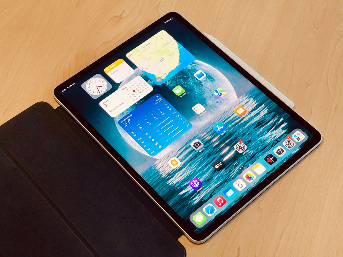 Combo Deal 2021 12.9-inch Apple iPad Pro 5th Gen M1 (512GB, Wifi, Silver) + Apple Pencil 2nd Gen + Apple Smart Folio - Pre Owned / 3 Month Warranty - Mac Shack